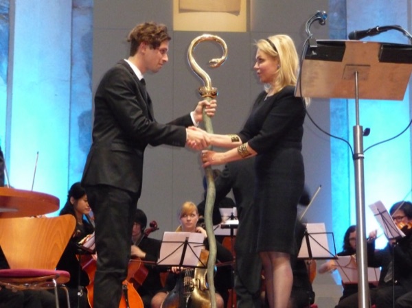 Jan Holub přebírá berlu svatého Vojtěcha